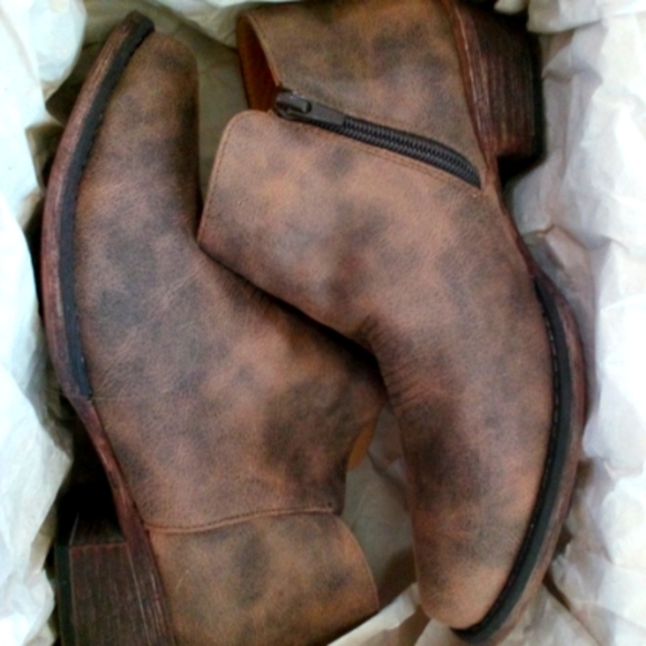 Faux Leather Ankle Boot w/inside zipper Sz 8 - Picture 2 of 3